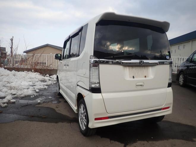 N-BOXカスタムGLパッケージ検9/7パワースライドドア、プッシュスタート、スマートキー、横揺れ防止、イモビライザー、ディスチャージライト、アイドリンクストップ、 4WD 660 5Dr