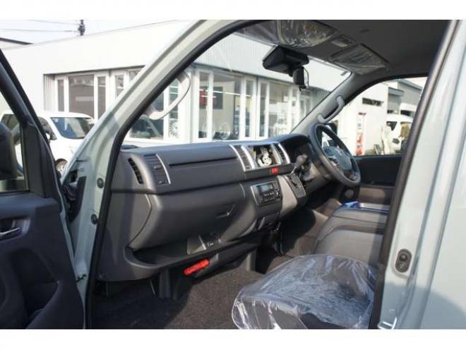 ハイエースバン2.8 スーパーGL ロング ディーゼルターボ 4WD　アースカラーPKG　登録済未使用車　アーバンカーキ　　両側パワースライドドア　デジタルインナーミラー　全方位カメラ　バックカメラ　寒冷地仕様　LEDヘッドライト　415コブラフラットベッドキット 登録済未使用車 2800