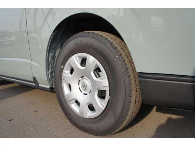 ハイエースバン2.8 スーパーGL ロング ディーゼルターボ 4WD　アースカラーPKG　登録済未使用車　アーバンカーキ　　両側パワースライドドア　デジタルインナーミラー　全方位カメラ　バックカメラ　寒冷地仕様　LEDヘッドライト　415コブラフラットベッドキット 登録済未使用車 2800