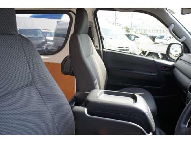 ハイエースバン2.8 DX ロング ディーゼルターボ 4WD　フロントシートセパレート仕様変更済　　　センターコンソール付　415COBRA丸目ライトキット&バッドラッカー16インチAW　415SAFARIフロントスポイラー　TOYOオープンカントリーR/T　電動格納ドアミラー 2800