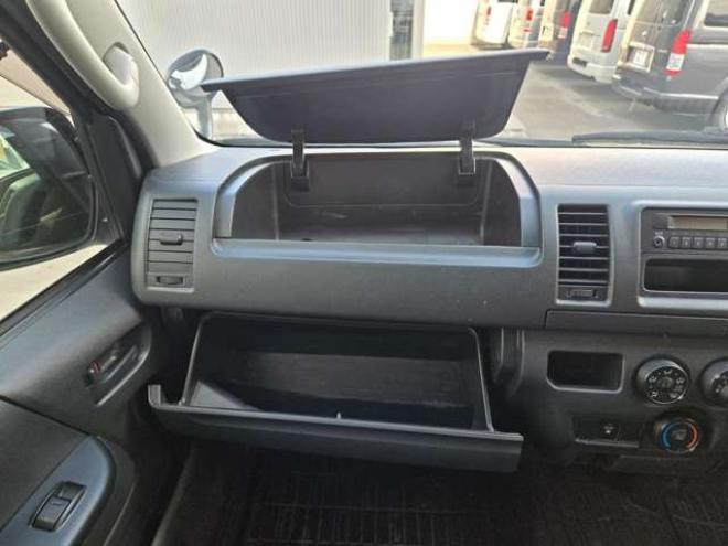 レジアスエース3.0 DX ロングボディ ディーゼルターボ 4WD　寒冷地仕様　リアヒーター　キーレス　マルチユースシートバックコンソール　フロントアンダーミラー　電動格納ミラー　パワーヒート　デイライト　純正オーディオ　FM/AM　AUX　バックカメラ 3000