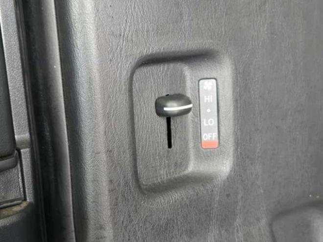 レジアスエース3.0 DX ロングボディ ディーゼルターボ 4WD　寒冷地仕様　リアヒーター　キーレス　マルチユースシートバックコンソール　フロントアンダーミラー　電動格納ミラー　パワーヒート　デイライト　純正オーディオ　FM/AM　AUX　バックカメラ 3000