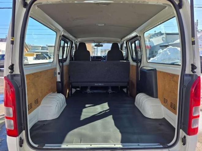 レジアスエース3.0 DX ロングボディ ディーゼルターボ 4WD　寒冷地仕様　リアヒーター　キーレス　マルチユースシートバックコンソール　フロントアンダーミラー　電動格納ミラー　パワーヒート　デイライト　純正オーディオ　FM/AM　AUX　バックカメラ 3000