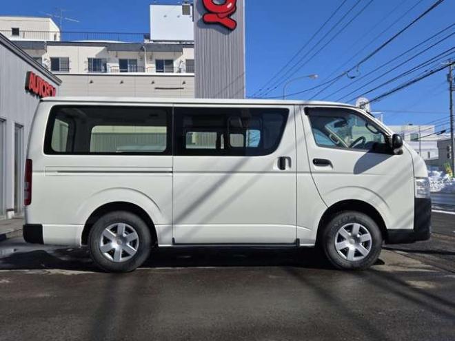 レジアスエース3.0 DX ロングボディ ディーゼルターボ 4WD　寒冷地仕様　リアヒーター　キーレス　マルチユースシートバックコンソール　フロントアンダーミラー　電動格納ミラー　パワーヒート　デイライト　純正オーディオ　FM/AM　AUX　バックカメラ 3000