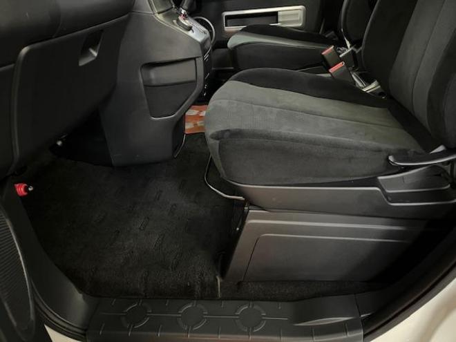 デリカＤ：５　Ｇパワーパッケージ　本州仕入　寒冷地仕様　禁煙車　両側パワースライドドア　エクストリーム１６インチＡＷ＋ＮＥＯＬＩＮホワイトレター　新品ＪＡＯＳブラックマッドガード　アルパイン製リアグリップダウンモニター　ストラーダナビ 4WD 2400 5Dr