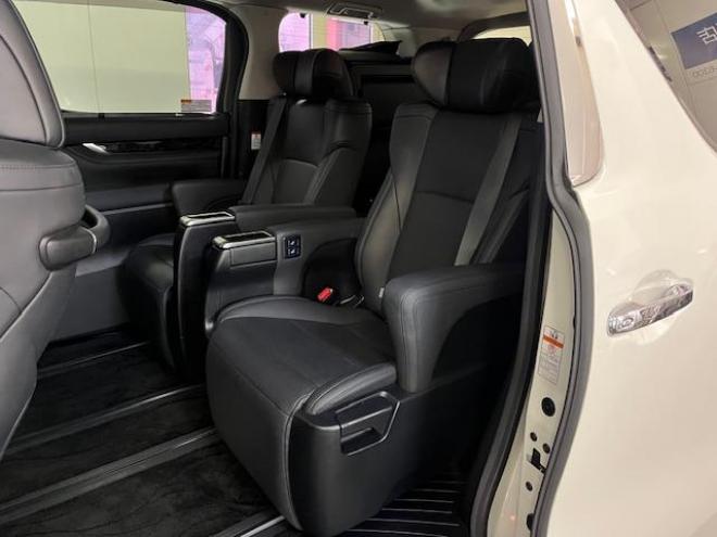 アルファードハイブリッドＳＲ　Ｃパッケージ　本州仕入　寒冷地仕様　禁煙車　純正ブラックレザーシート　両側パワースライドドア　パワーバックドア　純正１７インチＡＷ　社外１６ＡＷ＋スタッドレスタイヤ付　純正ナビ　Ｂｌｕｅｔｏｏｔｈオーディオ　ＥＴＣ 4WD 2500 5Dr