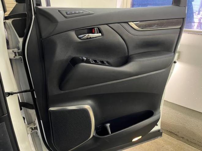 アルファードハイブリッドＳＲ　Ｃパッケージ　本州仕入　寒冷地仕様　禁煙車　純正ブラックレザーシート　両側パワースライドドア　パワーバックドア　純正１７インチＡＷ　社外１６ＡＷ＋スタッドレスタイヤ付　純正ナビ　Ｂｌｕｅｔｏｏｔｈオーディオ　ＥＴＣ 4WD 2500 5Dr