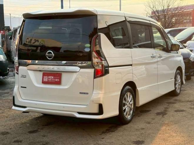 セレナ2.0 ハイウェイスター V 4WD　社外ナビ　後席モニター　両側パワスラ　エンジンスターター　ETC　パワステ　パワーウィンドウ　ABS　キーレスエントリー　アイドリングストップ　寒冷地仕様　盗難防止装置　エアコン　横滑り防止装置 2000