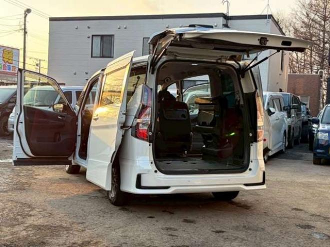 セレナ2.0 ハイウェイスター V 4WD　社外ナビ　後席モニター　両側パワスラ　エンジンスターター　ETC　パワステ　パワーウィンドウ　ABS　キーレスエントリー　アイドリングストップ　寒冷地仕様　盗難防止装置　エアコン　横滑り防止装置 2000