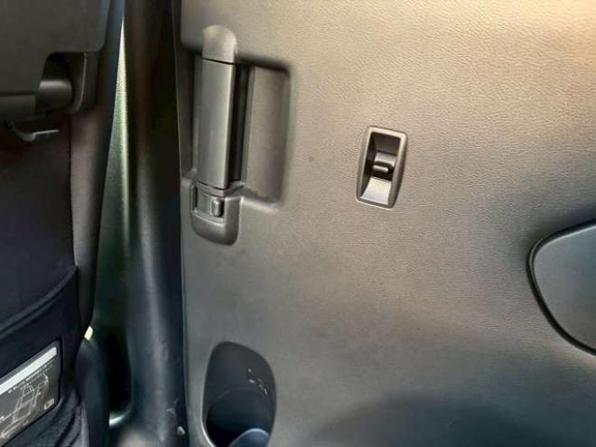 セレナ2.0 ハイウェイスター V 4WD　社外ナビ　後席モニター　両側パワスラ　エンジンスターター　ETC　パワステ　パワーウィンドウ　ABS　キーレスエントリー　アイドリングストップ　寒冷地仕様　盗難防止装置　エアコン　横滑り防止装置 2000