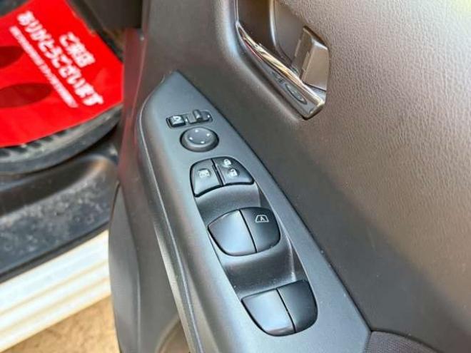 セレナ2.0 ハイウェイスター V 4WD　社外ナビ　後席モニター　両側パワスラ　エンジンスターター　ETC　パワステ　パワーウィンドウ　ABS　キーレスエントリー　アイドリングストップ　寒冷地仕様　盗難防止装置　エアコン　横滑り防止装置 2000