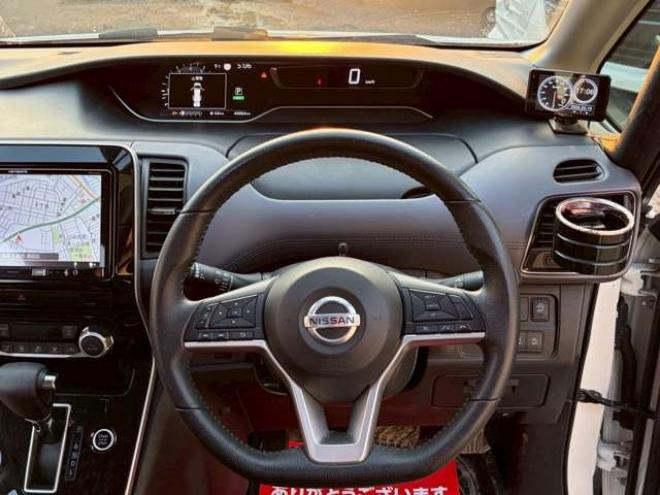 セレナ2.0 ハイウェイスター V 4WD　社外ナビ　後席モニター　両側パワスラ　エンジンスターター　ETC　パワステ　パワーウィンドウ　ABS　キーレスエントリー　アイドリングストップ　寒冷地仕様　盗難防止装置　エアコン　横滑り防止装置 2000