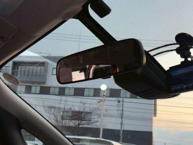 セレナ2.0 ハイウェイスター V 4WD　社外ナビ　後席モニター　両側パワスラ　エンジンスターター　ETC　パワステ　パワーウィンドウ　ABS　キーレスエントリー　アイドリングストップ　寒冷地仕様　盗難防止装置　エアコン　横滑り防止装置 2000