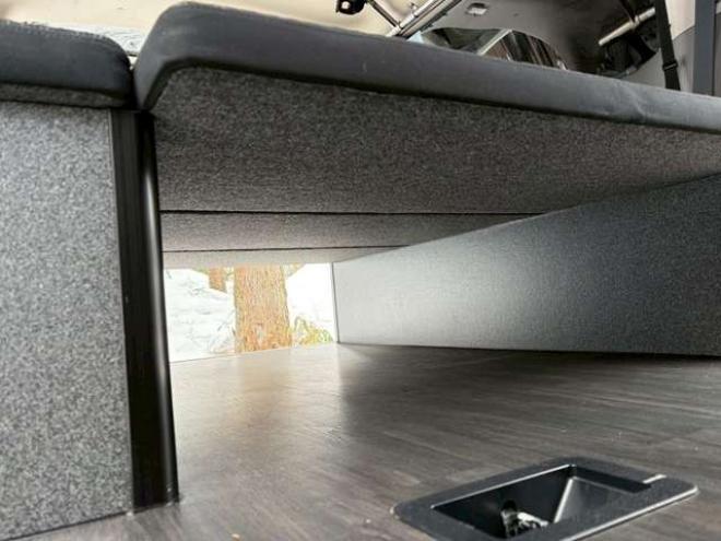 キャラバンNV350 2.5 プレミアムGX ロングボディ ディーゼルターボ 4WD　ベッドキット　カーテン　フロントスポイラー　グリルカバー　ルーフスポイラー　リアヒーター　社外ナビ　左側電動スライドドア　社外アルミホイール　ETC　バックカメラ　パワステ　パワーウィンドウ　キーレス 2500