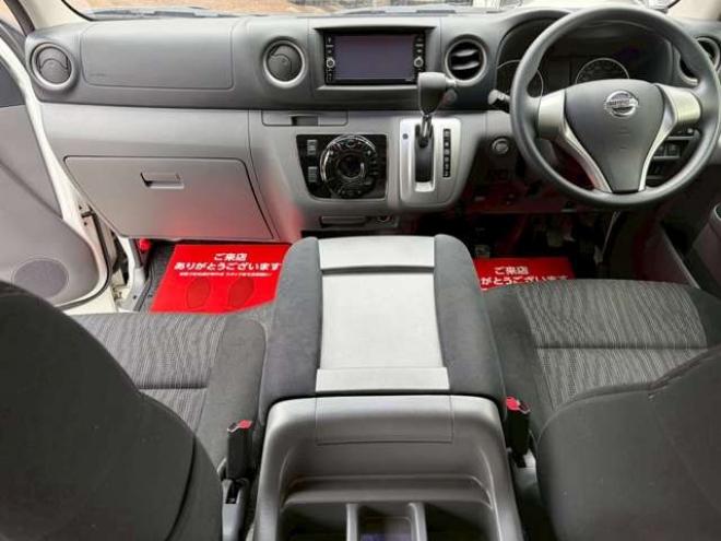 キャラバンNV350 2.5 プレミアムGX ロングボディ ディーゼルターボ 4WD　ベッドキット　カーテン　フロントスポイラー　グリルカバー　ルーフスポイラー　リアヒーター　社外ナビ　左側電動スライドドア　社外アルミホイール　ETC　バックカメラ　パワステ　パワーウィンドウ　キーレス 2500