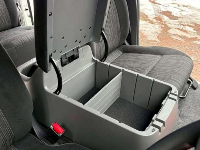 キャラバンNV350 2.5 プレミアムGX ロングボディ ディーゼルターボ 4WD　ベッドキット　カーテン　フロントスポイラー　グリルカバー　ルーフスポイラー　リアヒーター　社外ナビ　左側電動スライドドア　社外アルミホイール　ETC　バックカメラ　パワステ　パワーウィンドウ　キーレス 2500