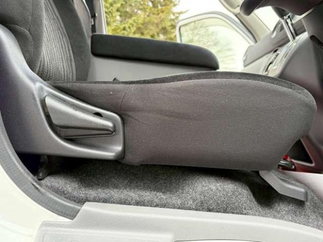 キャラバンNV350 2.5 プレミアムGX ロングボディ ディーゼルターボ 4WD　ベッドキット　カーテン　フロントスポイラー　グリルカバー　ルーフスポイラー　リアヒーター　社外ナビ　左側電動スライドドア　社外アルミホイール　ETC　バックカメラ　パワステ　パワーウィンドウ　キーレス 2500