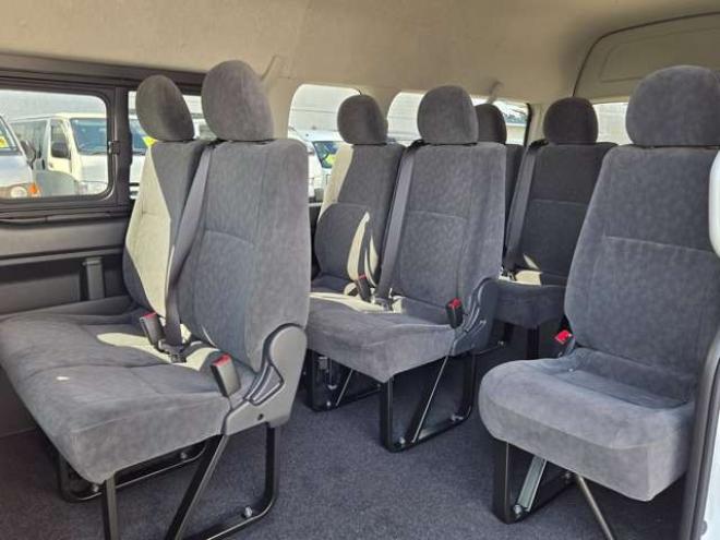 ハイエース2.7 グランドキャビン 4WD　寒冷地　10人乗り　スーパーロング　ワイドボディ　ハイルーフ　プッシュスタート　スマキー　パワスラ　リアヒーター&クーラー　ステアリングスイッチ　車線逸脱防止　衝突被害軽減　横滑り防止　電動格納ミラー 2700