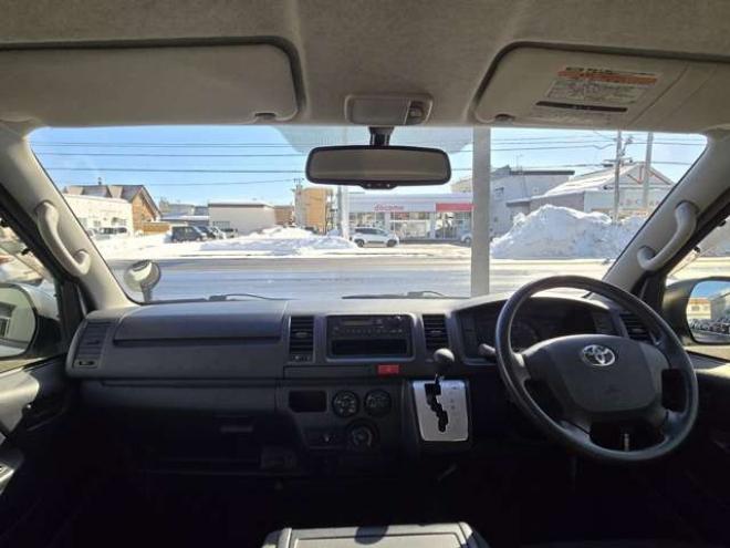 レジアスエース3.0 DX ロングボディ ディーゼルターボ 4WD　寒冷地仕様　リアヒーター　キーレス　マルチユースシートバックコンソール　フロントアンダーミラー　電動格納ミラー　パワーヒート　デイライト　純正オーディオ　FM/AM　AUX　バックカメラ 3000