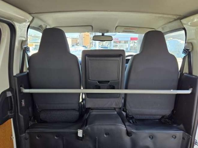 レジアスエース3.0 DX ロングボディ ディーゼルターボ 4WD　寒冷地仕様　リアヒーター　キーレス　マルチユースシートバックコンソール　フロントアンダーミラー　電動格納ミラー　パワーヒート　デイライト　純正オーディオ　FM/AM　AUX　バックカメラ 3000