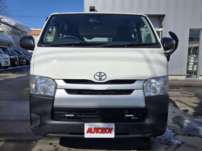 レジアスエース3.0 DX ロングボディ ディーゼルターボ 4WD　寒冷地仕様　リアヒーター　キーレス　マルチユースシートバックコンソール　フロントアンダーミラー　電動格納ミラー　パワーヒート　デイライト　純正オーディオ　FM/AM　AUX　バックカメラ 3000