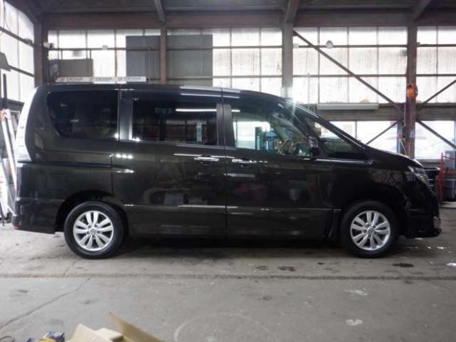 セレナ2.0 ハイウェイスター 4WD　ナビ・TV・B/T・Bカメラ・エンジンスターター・両側電動・フリップダウンモニター・LEDヘッドライト・インテリキー・プッシュスタート・アイドリングストップ・クルコン・ETC・寒冷地仕様・フォグランプ 2000