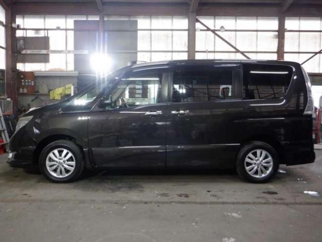 セレナ2.0 ハイウェイスター 4WD　ナビ・TV・B/T・Bカメラ・エンジンスターター・両側電動・フリップダウンモニター・LEDヘッドライト・インテリキー・プッシュスタート・アイドリングストップ・クルコン・ETC・寒冷地仕様・フォグランプ 2000