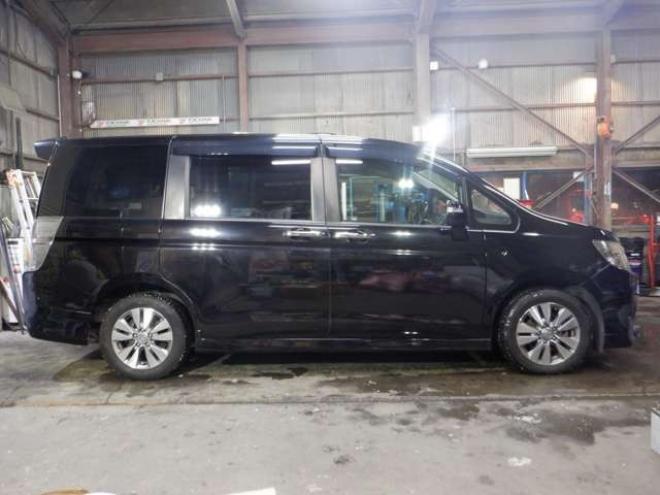 ステップワゴン2.0 スパーダ Z クールスピリット インターナビセレクション 4WD　本州仕入・後期型・ナビ・TV・Bカメラ・Rモニター・両側電動・スマートキー・クルコン・HID・ETC・パドルシフト・ハーフレザーシート・ワイパーデアイサー・リアヒーター・ミラーヒーター・アイドリングストップ 2000