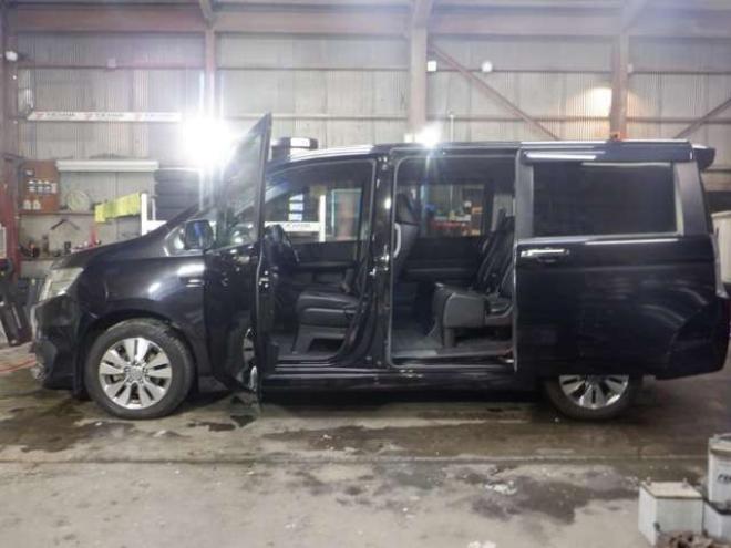 ステップワゴン2.0 スパーダ Z クールスピリット インターナビセレクション 4WD　本州仕入・後期型・ナビ・TV・Bカメラ・Rモニター・両側電動・スマートキー・クルコン・HID・ETC・パドルシフト・ハーフレザーシート・ワイパーデアイサー・リアヒーター・ミラーヒーター・アイドリングストップ 2000