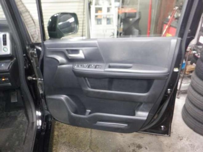 ステップワゴン2.0 スパーダ Z クールスピリット インターナビセレクション 4WD　本州仕入・後期型・ナビ・TV・Bカメラ・Rモニター・両側電動・スマートキー・クルコン・HID・ETC・パドルシフト・ハーフレザーシート・ワイパーデアイサー・リアヒーター・ミラーヒーター・アイドリングストップ 2000