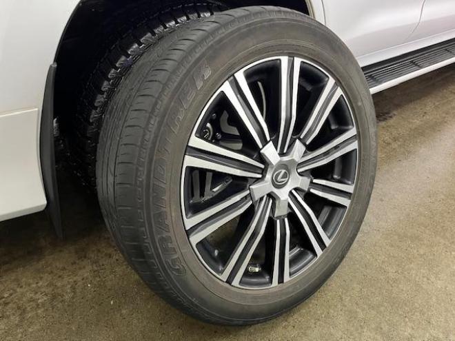 レクサスＬＸ５７０　ブラックシークエンス　寒冷地仕様　マークレビンソン　リアエンターテイメント　純正２１インチＡＷ　社外２０ＡＷ＋スタッドレスタイヤ付　純正ブラックレザーシート　電動サンルーフ　ヘッドアップディスプレイ　リア５面フィルム施工 4WD 5700 5Dr