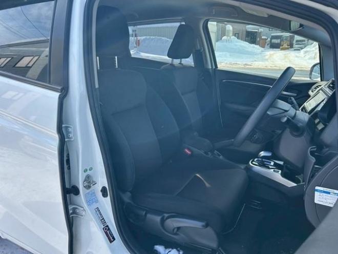 フィット1.5 ハイブリッド Fパッケージ 4WD　バックカメラ　ナビ　オートエアコン　　　キーレス　メンテナンスノート　取り扱い説明書　ETC　オーディオ 1500