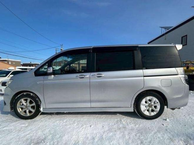 ステップワゴン2.0 スパーダ Z 4WD　スマートキー　衝突安全ボディー　電動格納ミラー　3列シート　サイドカメラ　バックカメラ 2000