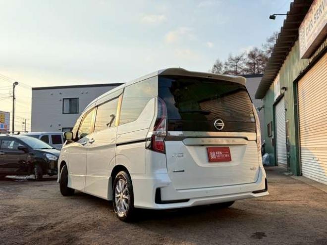 セレナ2.0 ハイウェイスター V 4WD　社外ナビ　後席モニター　両側パワスラ　エンジンスターター　ETC　パワステ　パワーウィンドウ　ABS　キーレスエントリー　アイドリングストップ　寒冷地仕様　盗難防止装置　エアコン　横滑り防止装置 2000