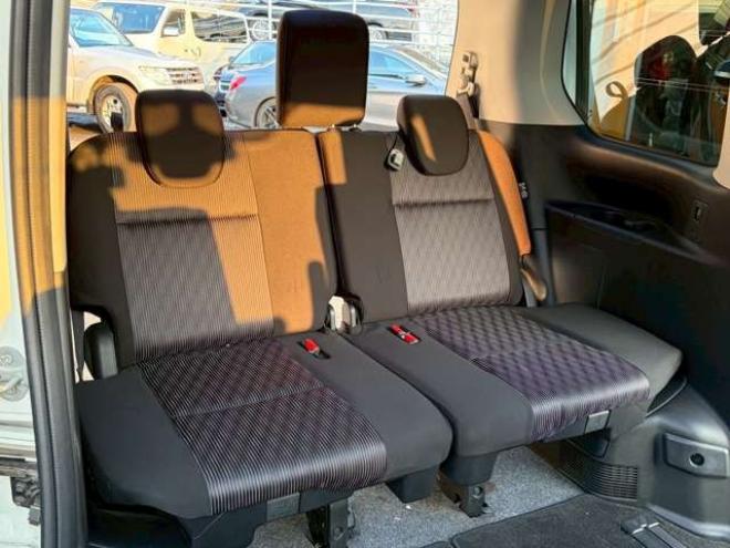 セレナ2.0 ハイウェイスター V 4WD　社外ナビ　後席モニター　両側パワスラ　エンジンスターター　ETC　パワステ　パワーウィンドウ　ABS　キーレスエントリー　アイドリングストップ　寒冷地仕様　盗難防止装置　エアコン　横滑り防止装置 2000