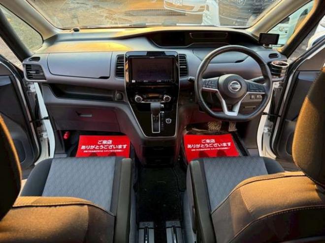 セレナ2.0 ハイウェイスター V 4WD　社外ナビ　後席モニター　両側パワスラ　エンジンスターター　ETC　パワステ　パワーウィンドウ　ABS　キーレスエントリー　アイドリングストップ　寒冷地仕様　盗難防止装置　エアコン　横滑り防止装置 2000