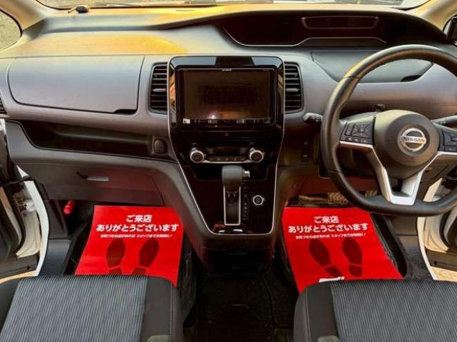 セレナ2.0 ハイウェイスター V 4WD　社外ナビ　後席モニター　両側パワスラ　エンジンスターター　ETC　パワステ　パワーウィンドウ　ABS　キーレスエントリー　アイドリングストップ　寒冷地仕様　盗難防止装置　エアコン　横滑り防止装置 2000