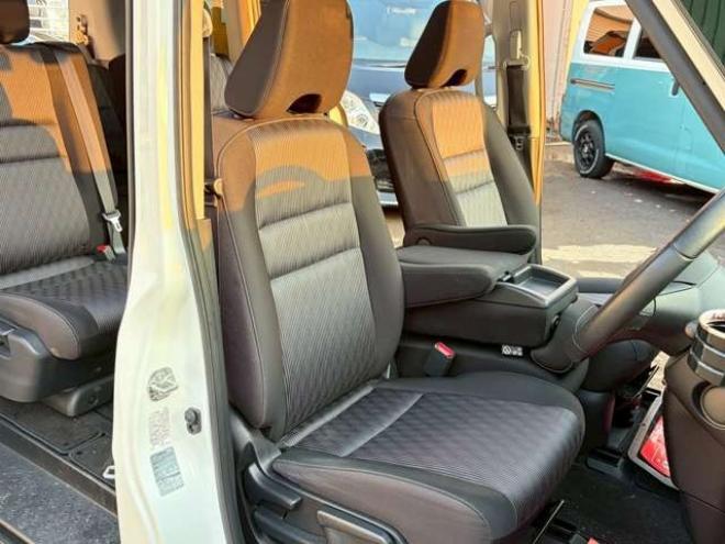 セレナ2.0 ハイウェイスター V 4WD　社外ナビ　後席モニター　両側パワスラ　エンジンスターター　ETC　パワステ　パワーウィンドウ　ABS　キーレスエントリー　アイドリングストップ　寒冷地仕様　盗難防止装置　エアコン　横滑り防止装置 2000