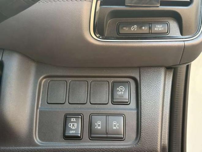 セレナ2.0 ハイウェイスター V 4WD　社外ナビ　後席モニター　両側パワスラ　エンジンスターター　ETC　パワステ　パワーウィンドウ　ABS　キーレスエントリー　アイドリングストップ　寒冷地仕様　盗難防止装置　エアコン　横滑り防止装置 2000