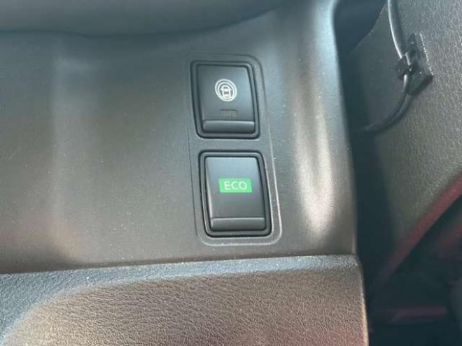 セレナ2.0 ハイウェイスター V 4WD　社外ナビ　後席モニター　両側パワスラ　エンジンスターター　ETC　パワステ　パワーウィンドウ　ABS　キーレスエントリー　アイドリングストップ　寒冷地仕様　盗難防止装置　エアコン　横滑り防止装置 2000