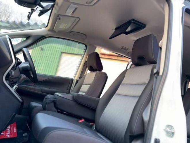 セレナ2.0 ハイウェイスター V 4WD　社外ナビ　後席モニター　両側パワスラ　エンジンスターター　ETC　パワステ　パワーウィンドウ　ABS　キーレスエントリー　アイドリングストップ　寒冷地仕様　盗難防止装置　エアコン　横滑り防止装置 2000