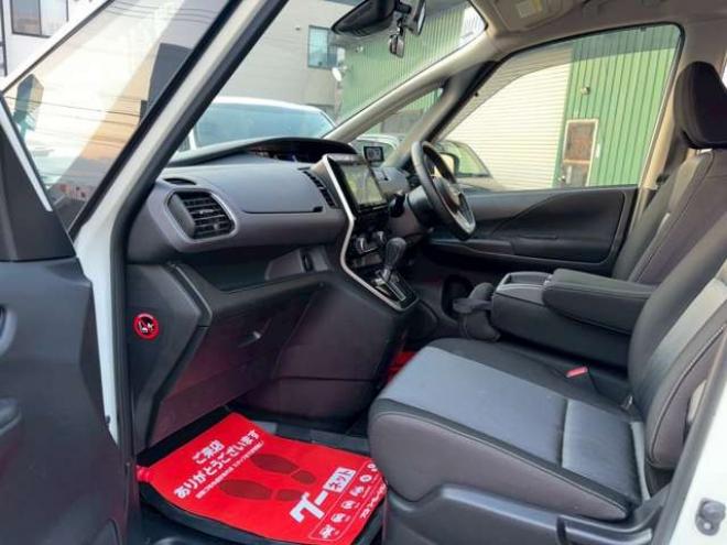 セレナ2.0 ハイウェイスター V 4WD　社外ナビ　後席モニター　両側パワスラ　エンジンスターター　ETC　パワステ　パワーウィンドウ　ABS　キーレスエントリー　アイドリングストップ　寒冷地仕様　盗難防止装置　エアコン　横滑り防止装置 2000