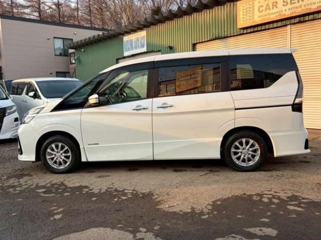 セレナ2.0 ハイウェイスター V 4WD　社外ナビ　後席モニター　両側パワスラ　エンジンスターター　ETC　パワステ　パワーウィンドウ　ABS　キーレスエントリー　アイドリングストップ　寒冷地仕様　盗難防止装置　エアコン　横滑り防止装置 2000