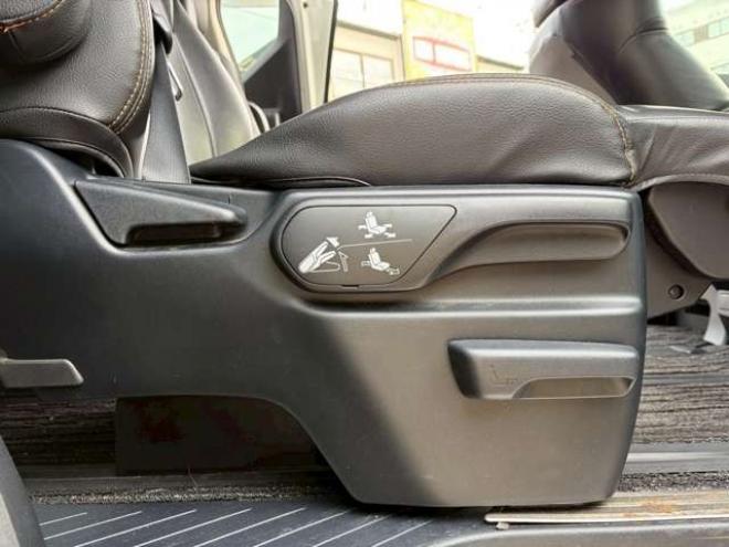 ヴェルファイア2.5 Z 4WD　純正ナビ　TRDエアロ　両側パワスラ　バックカメラ　社外アルミホイール　ETC　車高調　パワステ　パワーウィンドウ　キーレスエントリー　ABS　盗難防止装置　横滑り防止装置　エアコン　3列シート 2500