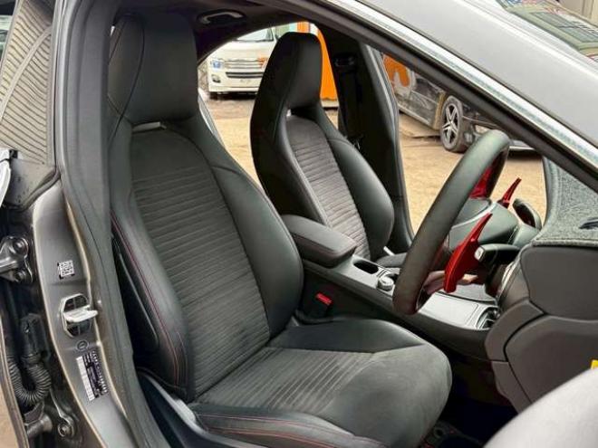 ベンツCLAクラス CLA250 4マチック 4WD　ナビ　バックカメラ　ETC　キーレスエントリー　シートヒーター　エアコン　クルーズコントロール　ABS　盗難防止装置　パワステ　パワーウィンドウ　横滑防止装置　パーキングアシスト　アイドリングストップ 正規輸入車 2000