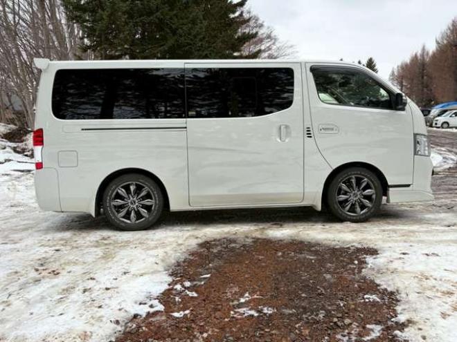 キャラバンNV350 2.5 プレミアムGX ロングボディ ディーゼルターボ 4WD　ベッドキット　カーテン　フロントスポイラー　グリルカバー　ルーフスポイラー　リアヒーター　社外ナビ　左側電動スライドドア　社外アルミホイール　ETC　バックカメラ　パワステ　パワーウィンドウ　キーレス 2500