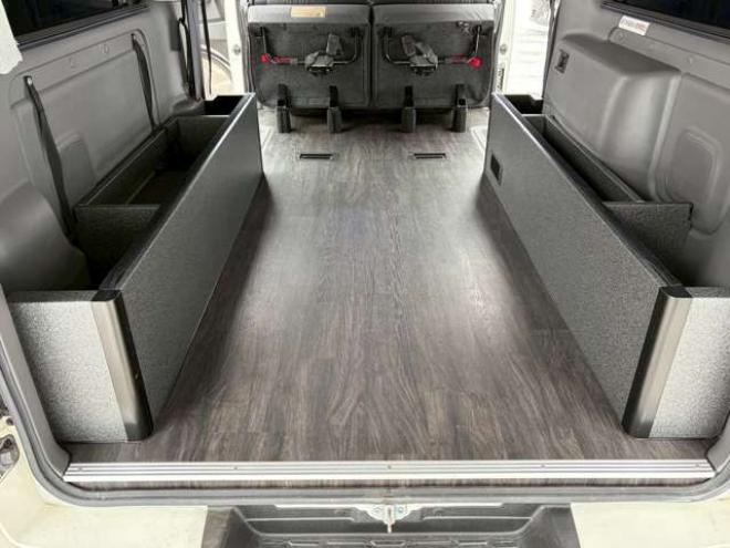 キャラバンNV350 2.5 プレミアムGX ロングボディ ディーゼルターボ 4WD　ベッドキット　カーテン　フロントスポイラー　グリルカバー　ルーフスポイラー　リアヒーター　社外ナビ　左側電動スライドドア　社外アルミホイール　ETC　バックカメラ　パワステ　パワーウィンドウ　キーレス 2500