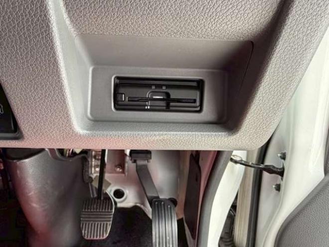 キャラバンNV350 2.5 プレミアムGX ロングボディ ディーゼルターボ 4WD　ベッドキット　カーテン　フロントスポイラー　グリルカバー　ルーフスポイラー　リアヒーター　社外ナビ　左側電動スライドドア　社外アルミホイール　ETC　バックカメラ　パワステ　パワーウィンドウ　キーレス 2500