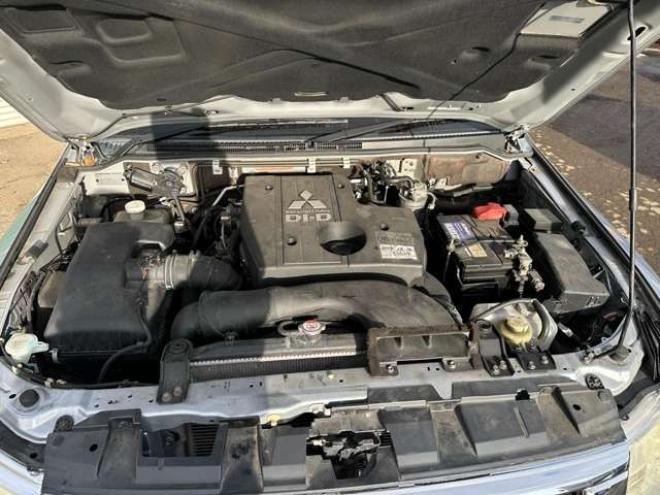 パジェロ3.2 ロング エクシード ディーゼルターボ 4WD　クルーズコントロール　パワステ　パワーウィンドウ　ABS　純正ナビ　バックカメラ　横滑り防止装置　盗難防止装置　純正アルミホイール 3200