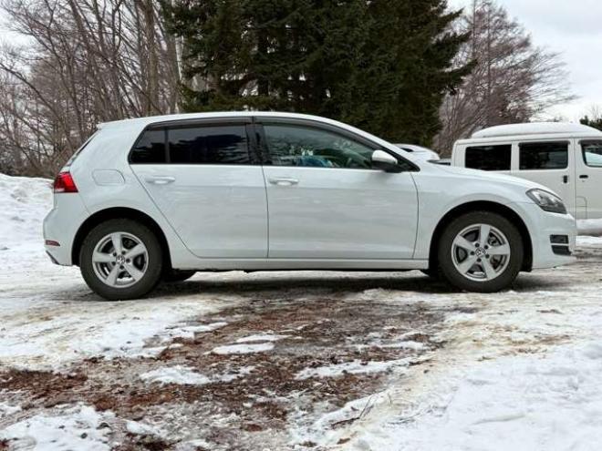 ゴルフTSI コンフォートライン　地デジナビ　バックカメラ　純正アルミホイール　パワステ　パワーウィンドウ　ABS　キーレスエントリー　ETC　クルーズコントロール　横滑り防止装置　エアコン　盗難防止装置　CD　アイドリングストップ 正規輸入車 2WD 1200